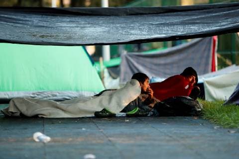 Members of the migrants caravan rest at the sports center Jesus Martinez Palillo, in Mexico City, Mexico, 06 November 2018. The National Commission of Human Rights (CNDH) of Mexico reported on 06 November that it has a report of two missing trucks, about 80 people, of the migrant caravan that entered Mexico on 19 October with intention of continuing their journey to the United States. Human Rights Commission reports two missing trucks with migrants !ACHTUNG: NUR REDAKTIONELLE NUTZUNG!  Copyright: xJOSExMENDEZx MEX16 20181106-636771239720251549