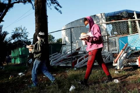 Members of the migrants caravan receive food at the sports center Jesus Martinez Palillo, in Mexico City, Mexico, 06 November 2018. The National Commission of Human Rights (CNDH) of Mexico reported on 06 November that it has a report of two missing trucks, about 80 people, of the migrant caravan that entered Mexico on 19 October with intention of continuing their journey to the United States. Human Rights Commission reports two missing trucks with migrants !ACHTUNG: NUR REDAKTIONELLE NUTZUNG!  Copyright: xJOSExMENDEZx MEX10 20181106-636771240395426205