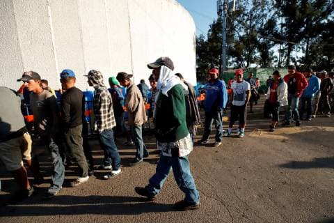 Members of the migrants caravan receive food at the sports center Jesus Martinez Palillo, in Mexico City, Mexico, 06 November 2018. The National Commission of Human Rights (CNDH) of Mexico reported on 06 November that it has a report of two missing trucks, about 80 people, of the migrant caravan that entered Mexico on 19 October with intention of continuing their journey to the United States. Human Rights Commission reports two missing trucks with migrants !ACHTUNG: NUR REDAKTIONELLE NUTZUNG!  Copyright: xJOSExMENDEZx MEX08 20181106-636771240426676195