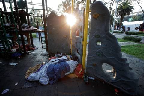 Members of the migrants caravan receive food at the sports center Jesus Martinez Palillo, in Mexico City, Mexico, 06 November 2018. The National Commission of Human Rights (CNDH) of Mexico reported on 06 November that it has a report of two missing trucks, about 80 people, of the migrant caravan that entered Mexico on 19 October with intention of continuing their journey to the United States. Human Rights Commission reports two missing trucks with migrants !ACHTUNG: NUR REDAKTIONELLE NUTZUNG!  Copyright: xJOSExMENDEZx MEX01 20181106-636771240464957236