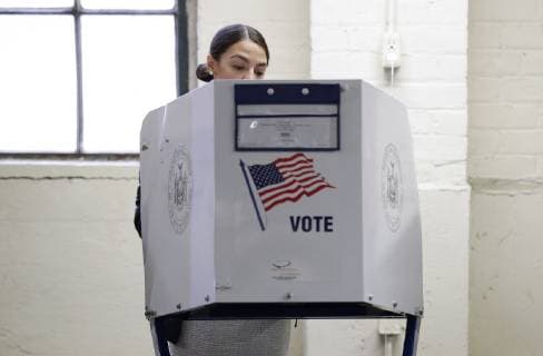Berühmte Feministinnen, Alexandria Ocasio-Cortez News Bilder des Tages Democratic nominee for New York s 14th congressional district Alexandria Ocasio-Cortez casts her vote in New York City on November 6, 2018. Ocasio-Cortez won the Democratic primary in New York s 14th congressional district. This year s midterms are the first nationwide contests since 2016 when President Donald Trump was elected.  NYP20181106113 JOHNxANGELILLO