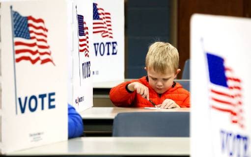 News Themen der Woche KW45 News Bilder des Tages November 6, 2018 - Iowa, U.S. - With a pencil and piece of paper three-year-old William Hammer casts his vote at the Surrey Heights Fire Station in Bettendorf, Iowa Tuesday, November 06, 2018. Voter turnout is trending higher than normal according to polling officials at the Surrey Heights Fire Station in Bettendorf, Iowa. U.S. - ZUMAq30_ 20181106_zaf_q30_001 Copyright: xKevinxE.xSchmidtx