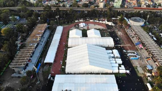November 6, 2018 - EUM20181106NAC38.JPG .CIUDAD DE MEXICO, MigrationMigracion-Caravana.- Con cifras que varian entre las autoridades de la Ciudad de Mexico y organizaciones no gubernamentales en cuanto al numero de migrantes centroamericanos que han llegado al albergue de la Magdalena Mixhuca (que van de los 4 mil 500 a los 7 mil 200), el gobierno local informo que se entregan 16 mil 500 raciones diarias de alimentos en ese campamento en el que se hay 11 carpas, mas de 100 casas de campana, 60 casetas de bano y se han proporcionado 9 mil cobijas y 7 mil colchonetas. Foto: Agencia EL UNIVERSALAFBV  - ZUMAu78_ 20181106_zaf_u78_114 Copyright: xElxUniversalx