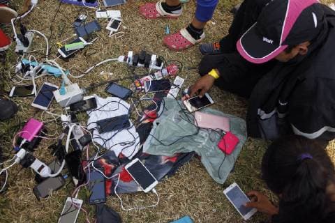 Groups os people of the migrant caravan charge their cell phones at the Jesus Martinez Palillo sports complex, in Mexico City, Mexico, 07 November 2018. Half thousand people slept at the complex past Sunday and it is expected that around five thousand Central-Americans will arrive at the center. The migrant caravan in Mexico City !ACHTUNG: NUR REDAKTIONELLE NUTZUNG!  Copyright: xSashenkaxGutierrezx AME9857 20181107-636772122788821087