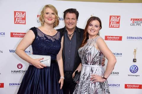 Prizewinners Nicole John and Nadja Benndorf Francis Fulton Smith at the award ceremony Die Goldene Bild der Frau at the Stage Operettenhaus in Hamburg on 07 11 2018
