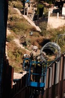 November 7, 2018 - Nogales, Arizona, USA - The US Army laying barbed wire on top of the border wall at international border station in Nogales, Arizona. The soldiers are part of the 5,000 troops that President Trump has ordered the Pentagon to dispatch to the Southwest border to assist the US Border Patrol in advance of the possible arrival of caravans of Central American migrants. Nogales USA - ZUMAb411 20181107_zap_b411_005 Copyright: xChristopherxBrownx