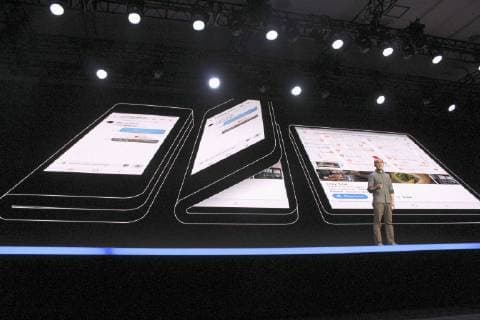 News Themen der Woche KW45 News Bilder des Tages Samsung s foldable smartphone A senior Google LLC official speaks at a developer conference in San Francisco on Nov. 7, 2018. Google is cooperating with Samsung Electronics Co. to develop foldable smartphones. 