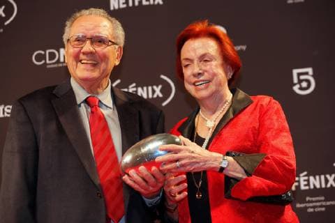 Brazilian producers Luis Carlos Barreto and Luci Barreto (R) with the Fenix Award, in Mexico City, Mexico, 7 November 2018. Colombian film PAjaros de verano and Argentine Film Zama , which started as favorites of the Fenix Awards of Ibero-American films, did not disappoint and became the films with the highest number of awards in the fifth edition of the event. Fenix Awards of Ibero-American films !ACHTUNG: NUR REDAKTIONELLE NUTZUNG!  Copyright: xJorgexNunezx AME417 20181108-636772605580971003