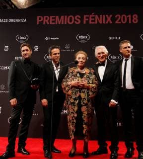The cast of the Spanish documentary film Many children, a monkey and a castle with the Fenix Award, in Mexico City, Mexico, 7 November 2018. Colombian film PAjaros de verano and Argentine Film Zama , which started as favorites of the Fenix Awards of Ibero-American films, did not disappoint and became the films with the highest number of awards in the fifth edition of the event. Fenix Awards of Ibero-American films !ACHTUNG: NUR REDAKTIONELLE NUTZUNG!  Copyright: xMarioxGuzmanx AME415 20181108-636772606209121342