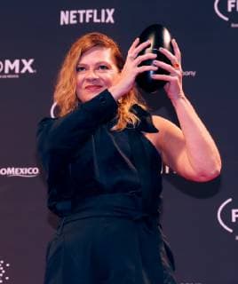 Brazilian art designer Renata Pinheiro with the Fenix Award, in Mexico City, Mexico, 7 November 2018. Colombian film PAjaros de verano and Argentine Film Zama , which started as favorites of the Fenix Awards of Ibero-American films, did not disappoint and became the films with the highest number of awards in the fifth edition of the event. Fenix Awards of Ibero-American films !ACHTUNG: NUR REDAKTIONELLE NUTZUNG!  Copyright: xJorgexNunezx AME425 20181108-636772612269900101