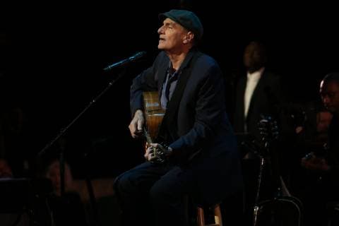 Nov 7, 2018 - Los Angeles, California, U.S. - JAMES TAYLOR plays at a performance celebrating the 75th birthday of Joni Mitchell greets at the Los Angeles Music Center. Los Angeles U.S. - ZUMAs234 20181107_jlr_s234_001 Copyright: xIrisxSchneiderx