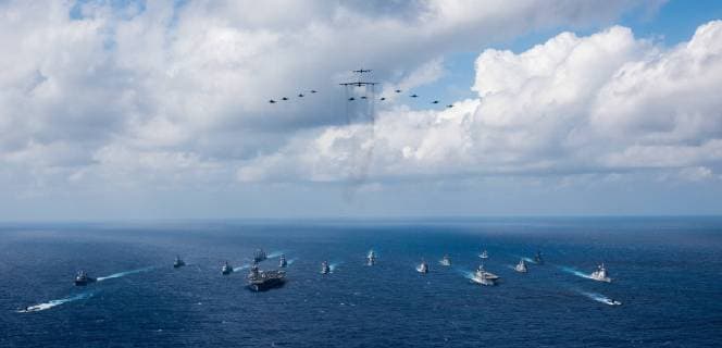 News Themen der Woche KW45 News Bilder des Tages November 8, 2018 - Philippine Sea, Philippines - The U.S. Navy aircraft carrier USS Ronald Reagan and the Japanese helicopter destroyer JS Hyuga sail in formation with 16 other ships from the U.S. Navy and Japan Maritime Self-Defense Force during during Keen Sword 2019 November 8, 2018 in the Philippine Sea. Philippine Sea Philippines - ZUMAp138 20181108_zaa_p138_003 Copyright: xErwinxJacobxV.xMicianox