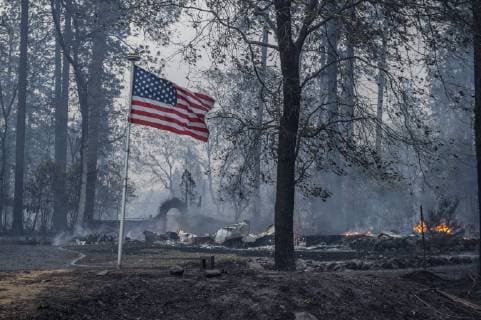 News Themen der Woche KW45 News Bilder des Tages November 8, 2018 - California, U.S. - An American flag stands unburned at the corner of Pearson and Middle Libby roads in Paradise after the Camp Fire destroyed several homes in the area on Thursday, Nov. 8, 2018. Paradise U.S. - ZUMAs76_ 20181108_zaf_s76_001 Copyright: xHectorxAmezcuax