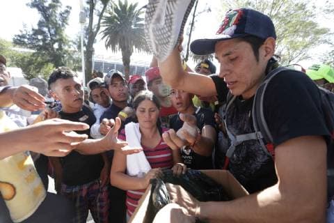 November 8, 2018 - EUM20181108NAC02.JPG.CIUDAD DE MEXICO, MigrantsMigrantes-Caravana.- Aspectos del campamento para la caravana migrante en el Estadio Jesus Martinez Palillo de la Deportiva Magdalena Mixhuca, en la Ciudad de Mexico, este 8 de noviembre de 2018. Los migrantes reciben donaciones de ropa y zapatos. Foto: Agencia EL UNIVERSALLuis CortesMAR.  - ZUMAu78_ 20181108_zaf_u78_045 Copyright: xElxUniversalx