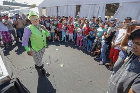 November 8, 2018 - EUM20181108NAC06.JPG.CIUDAD DE MEXICO, MigrantsMigrantes-Caravana.- Aspectos del campamento para la caravana migrante en el Estadio Jesus Martinez Palillo , de la Deportiva Magdalena Mixhuca, en la Ciudad de Mexico, este 8 de noviembre de 2018. Los migrantes se toman tiempo para descansar, jugar y distraerse. Foto: Agencia EL UNIVERSALLuis CortesMAR.  - ZUMAu78_ 20181108_zaf_u78_047 Copyright: xElxUniversalx