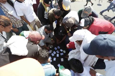 November 8, 2018 - EUM20181108NAC04.JPG.CIUDAD DE MEXICO, MigrantsMigrantes-Caravana.- Aspectos del campamento para la caravana migrante en el Estadio Jesus Martinez Palillo , de la Deportiva Magdalena Mixhuca, en la Ciudad de Mexico, este 8 de noviembre de 2018. Los migrantes se toman tiempo para descansar, jugar y distraerse. Foto: Agencia EL UNIVERSALLuis CortesMAR.  - ZUMAu78_ 20181108_zaf_u78_049 Copyright: xElxUniversalx