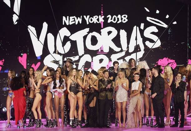 Gigi Hadid, Kendall Jenner, Bella Hadid, Adriana Lima and the rest of the models stand at the back of the runway at the conclusion of the 2018 Victoria s Secret fashion show on November 8, 2018 in New York City.  NYP20181108223 JOHNxANGELILLO