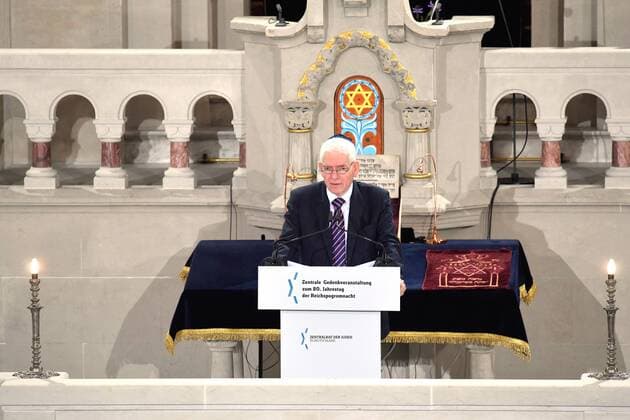 Zum 80. Jahrestag der nationalsozialistischen Reichspogromnacht haben am Freitag (09.11.2018) Vertreter des Judentums, von Bundesregierung, Bundestag, Kirchen und Gesellschaft in Berlin in einer zentralen Gedenkveranstaltung an die juedischen Opfer des 9. November 1938 erinnert. (Foto: Praesident des Zentralrats der Juden, Josef Schuster). An dem Gedenken in der Synagoge Rykestrasse nahmen neben Bundespraesident Frank-Walter Steinmeier, Bundeskanzlerin Angela Merkel und Bundestagspraesident Wolfgang Schaeuble (beide CDU) auch zahlreiche Abgeordnete der Bundestagsfraktionen teil. Ausdruecklich nicht eingeladen hatte der Zentralrat der Juden als Hausherr Vertreter der AfD. (Siehe epd-Bericht vom 09.11.2018) Zentrale Gedenveranstaltung zum 80. Jahrestag der Reichsprogromnacht *** On the occasion of the 80th anniversary of the National Soci Copyright: epd-bild ChristianxDitsch EDITORIAL USE ONLY