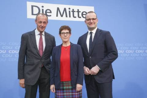 News Themen der Woche KW45 News Bilder des Tages Friedrich Merz , Annegret Kramp-Karrenbauer und Jens Spahn bei ihrer Vorstellung als Kandidaten für CDU-Bundesvorsitz beim Bundesvorstand der Frauen-Union im Konrad-Adenauer-Haus am 09.11.2018 in Berlin. Merz, Spahn und Kramp Karrenbauer beim ersten gemeinsamen Auftritt in Berlin *** Friedrich Merz Annegret Kramp Karrenbauer and Jens Spahn at their presentation as candidates for CDU Federal Presidency at the Federal Executive Committee of the Womens Union in the Konrad Adenauer Haus on 09 11 2018 in Berlin Merz Spahn and Kramp Karrenbauer at their first joint appearance in Berlin