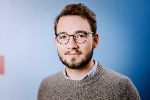MDR - Riverboat. Autor Lukas Rietzschel anläßlich der Aufzeichnung der MDR - Talkshow Riverboat am 09.11.2018 im Studio 3 der Mediacity Leipzig. 20181109SFL0025 *** MDR Riverboat Author Lukas Rietzschel on the occasion of the recording of the MDR talk show Riverboat on 09 11 2018 in Studio 3 of Mediacity Leipzig 20181109SFL0025