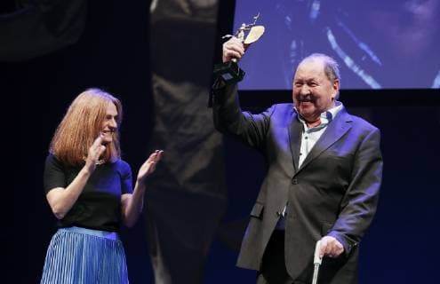 Entertainment Themen der Woche KW45 Entertainment Bilder des Tages Swedish filmmaker Roy Andersson (R) delivers a speech after being awarded the Giraldillo de Honor award at the inauguration of the Sevilla European Film Festival, in Sevilla, southern Spain, 09 November 2018, an event running from 09 November until 17 November. Sevilla European Film Festival !ACHTUNG: NUR REDAKTIONELLE NUTZUNG!  Copyright: xJOSExMANUELxVIDALx GRAF5526 20181109-636773999795915275