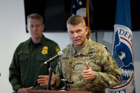 USA, Soldaten an der Grenze zu Mexiko United States Army Lieutenant General, Jeffery S. Buchanan, speaks along with (L-R) Rodney Scott, Border Patrol San Diego Sector Chief Patrol Agenct and Pete Flores, Director of Field Operations, San Diego, for U.S. Customs and Border Protection, during a press conference to discuss the recent arrival of U.S. troops to the U.S.-Mexico border in San Diego, California, USA., on 09 November 2018. The recently arrived troops are part of Operation Secure Line, President Trump s order to send troops to the U.S.-Mexico border in response to a caravan of Central American migrants fleeing violence and traveling north to seek asylum in the U.S. Operative Safe Line that is implemented in the border to respond to the migrant caravan !ACHTUNG: NUR REDAKTIONELLE NUTZUNG! Copyright: xDavidxMaungx AME1664 20181110-636774223289360559