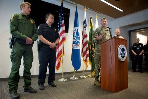 USA, Soldaten an der Grenze zu Mexiko (L-R) Rodney Scott, Border Patrol San Diego Sector Chief Patrol Agenct and Pete Flores, Director of Field Operations, San Diego, for U.S. Customs and Border Protection during a press conference to discuss the recent arrival of U.S. troops to the U.S.-Mexico border in San Diego, California, USA., on 09 November 2018. The recently arrived troops are part of Operation Secure Line, President Trump s order to send troops to the U.S.-Mexico border in response to a caravan of Central American migrants fleeing violence and traveling north to seek asylum in the U.S. Operative Safe Line that is implemented in the border to respond to the migrant caravan !ACHTUNG: NUR REDAKTIONELLE NUTZUNG!  Copyright: xDavidxMaungx AME1662 20181110-636774225726030324