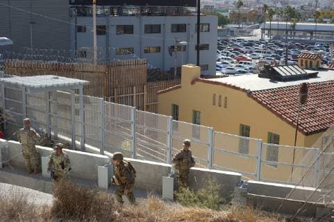 USA, Soldaten an der Grenze zu Mexiko United States Army soldiers stand next to the U.S.-Mexico border crossing, background with razor wire, in San Diego, California, USA., on 09 November 2018. The recently arrived troops are part of Operation Secure Line, President Trump s order to send troops to the U.S.-Mexico border in response to a caravan of Central American migrants fleeing violence and traveling north to seek asylum in the U.S. Operative Safe Line that is implemented in the border to respond to the migrant caravan !ACHTUNG: NUR REDAKTIONELLE NUTZUNG!  Copyright: xDavidxMaungx AME1659 20181110-636774227553149018