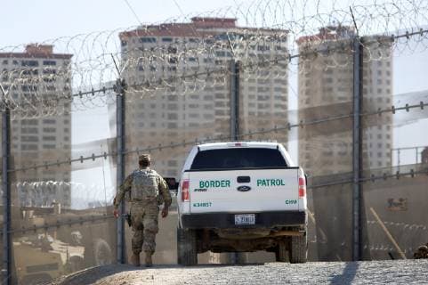 USA, Soldaten an der Grenze zu Mexiko A United States Army soldier walks past a Border Patrol vehicle and concertina wire in San Diego, California, USA., on 09 November 2018. The recently arrived troops are part of Operation Secure Line, President Trump s order to send troops to the U.S.-Mexico border in response to a caravan of Central American migrants fleeing violence and traveling north to seek asylum in the U.S. Operative Safe Line that is implemented in the border to respond to the migrant caravan !ACHTUNG: NUR REDAKTIONELLE NUTZUNG!  Copyright: xDavidxMaungx AME1657 20181110-636774228177397047