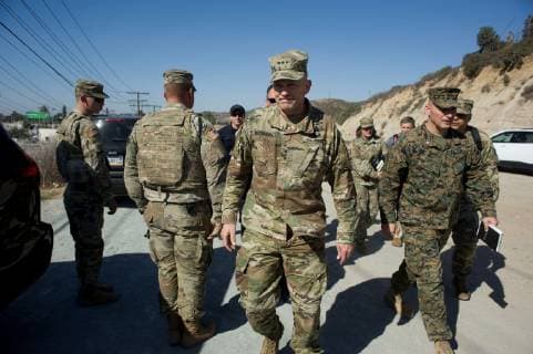 USA, Soldaten an der Grenze zu Mexiko United States Army Lieutenant General, Jeffery S. Buchanan, center, arrives at the U.S.-Mexico border crossing where soldiers install concertina wire, in San Diego, California, USA., on 09 November 2018. The recently arrived troops are part of Operation Secure Line, President Trump s order to send troops to the U.S.-Mexico border in response to a caravan of Central American migrants fleeing violence and traveling north to seek asylum in the U.S. Operative Safe Line that is implemented in the border to respond to the migrant caravan !ACHTUNG: NUR REDAKTIONELLE NUTZUNG!  Copyright: xDavidxMaungx AME1655 20181110-636774228186459662