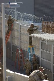 USA, Soldaten an der Grenze zu Mexiko United States Army soldiers stand next to the U.S.-Mexico border crossing, background with razor wire, in San Diego, California, USA., on 09 November 2018. The recently arrived troops are part of Operation Secure Line, President Trump s order to send troops to the U.S.-Mexico border in response to a caravan of Central American migrants fleeing violence and traveling north to seek asylum in the U.S. Operative Safe Line that is implemented in the border to respond to the migrant caravan !ACHTUNG: NUR REDAKTIONELLE NUTZUNG!  Copyright: xDavidxMaungx AME1656 20181110-636774234844677175