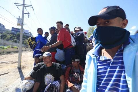 November 9, 2018 - EUM20181109NAC34.JPG.CIUDAD DE MEXICO, Migrants Migrantes-Caravana.- 9 de noviembre del 2018. Alrededor de las 5:30 a.m. de este viernes, algunos integrantes de la Caravana Migrante salen del albergue en el estadio Jose Martinez Palillo para iniciar su trayecto rumbo a Queretaro para de ahi enfilarse a la ciudad fronteriza de Tijuana, Baja California. Foto: Agencia EL UNIVERSAL MAR.  - ZUMAu78_ 20181109_zaf_u78_097 Copyright: xIrvinxOlivaresx