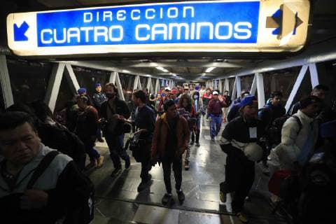 November 9, 2018 - EUM20181109NAC42.JPG.CIUDAD DE MEXICO, Migrants Migrantes-Caravana.- 9 de noviembre del 2018. Alrededor de las 5:30 a.m. de este viernes, algunos integrantes de la Caravana Migrante salen del albergue en el estadio Jose Martinez Palillo para iniciar su trayecto rumbo a Queretaro para de ahi enfilarse a la ciudad fronteriza de Tijuana, Baja California, algunos utilizaron el metro para dirigirse a la estacion Cuatro Caminos. Foto: Agencia EL UNIVERSAL MAR.  - ZUMAu78_ 20181109_zaf_u78_103 Copyright: xIrvinxOlivaresx