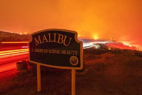 News Themen der Woche KW45 November 9, 2018 - Malibu, California, U.S. - The Woolsey Fire burns in the hills above Malibu Friday evening as seen from Pacific Coast Highway. (Long exposure image) The Woolsey Fire in Malibu Friday. The Santa Ana Wind driven fire destroyed homes and was burning near the Pacific Ocean. Malibu U.S. - ZUMAp128 20181109_sha_p128_863 Copyright: xStuartxPalleyx