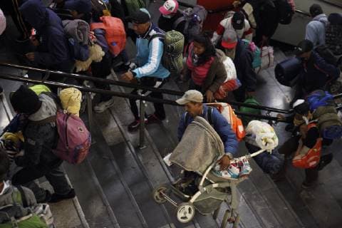 Members of the caravan of Central American migrants prepare to leave Mexico City, Mexico, and resume their journey to the United States, 10 November 2018. After failing to get the UN to provide free transportation, thousands of migrants from the caravan of Central Americans camped in Mexico City agreed to prepare to leave the capital on Saturday and resume their march on foot to the United States. Groups of migrants, mostly young, did not comply with this decision and left early in the morning for Queretaro, north of the capital, although most of the approximately 5,000 people in the caravan remained in the camp, following the indications of Pueblo Sin Fronteras, the organization that accompanies them. Migrants resume their march to the US with reproaches to UN !ACHTUNG: NUR REDAKTIONELLE NUTZUNG! Copyright: xSashenkaxGutierrezx AME1799 20181110-636774702952745163