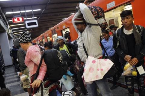 Members of the caravan of Central American migrants prepare to leave Mexico City, Mexico, and resume their journey to the United States, 10 November 2018. After failing to get the UN to provide free transportation, thousands of migrants from the caravan of Central Americans camped in Mexico City agreed to prepare to leave the capital on Saturday and resume their march on foot to the United States. Groups of migrants, mostly young, did not comply with this decision and left early in the morning for Queretaro, north of the capital, although most of the approximately 5,000 people in the caravan remained in the camp, following the indications of Pueblo Sin Fronteras, the organization that accompanies them. Migrants resume their march to the US with reproaches to UN !ACHTUNG: NUR REDAKTIONELLE NUTZUNG! Copyright: xSashenkaxGutierrezx AME1818 20181110-636774706759631221