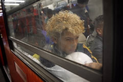 Members of the caravan of Central American migrants prepare to leave Mexico City, Mexico, and resume their journey to the United States, 10 November 2018. After failing to get the UN to provide free transportation, thousands of migrants from the caravan of Central Americans camped in Mexico City agreed to prepare to leave the capital on Saturday and resume their march on foot to the United States. Groups of migrants, mostly young, did not comply with this decision and left early in the morning for Queretaro, north of the capital, although most of the approximately 5,000 people in the caravan remained in the camp, following the indications of Pueblo Sin Fronteras, the organization that accompanies them. Migrants resume their march to the US with reproaches to UN !ACHTUNG: NUR REDAKTIONELLE NUTZUNG! Copyright: xSashenkaxGutierrezx AME1815 20181110-636774707369610247