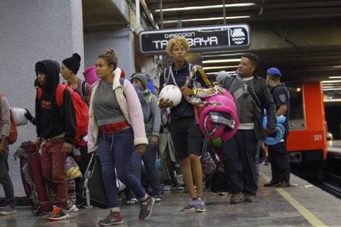 Members of the caravan of Central American migrants prepare to leave Mexico City, Mexico, and resume their journey to the United States, 10 November 2018. After failing to get the UN to provide free transportation, thousands of migrants from the caravan of Central Americans camped in Mexico City agreed to prepare to leave the capital on Saturday and resume their march on foot to the United States. Groups of migrants, mostly young, did not comply with this decision and left early in the morning for Queretaro, north of the capital, although most of the approximately 5,000 people in the caravan remained in the camp, following the indications of Pueblo Sin Fronteras, the organization that accompanies them. Migrants resume their march to the US with reproaches to UN !ACHTUNG: NUR REDAKTIONELLE NUTZUNG! Copyright: xSashenkaxGutierrezx AME1804 20181110-636774707385079306
