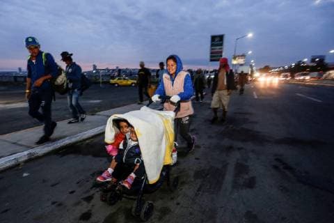 Migrants walk in Queretaro, Mexico, 10 November 2018. Thousands of migrants who were camping in Mexico City are going toward United States by walking after failing to get the UN to provide free transportation. Migrants caravan left Mexico City and set off in US direction !ACHTUNG: NUR REDAKTIONELLE NUTZUNG!  Copyright: xJaquelinexLópezx AME1986 20181110-636774768605268734