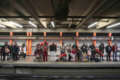 Mexiko, Migranten setzen ihren Weg zur US-Grenze fort November 10, 2018 - EUM20181110NAC04.JPG .CIUDAD DE MEXICO. MigrantsMigrantes-Caravana.- 10 de noviembre de 2018. Esta manana, el resto del primer contingente de la Caravana Migrante partio del albergue del Estadio Jesus Martinez Palillo rumbo a Queretaro. Utilizaron el Sistema de Transporte Colectivo Metro para trasladarse a Cuatro Caminos. Foto: Agencia EL UNIVERSALJuan Carlos ReyesEELG  - ZUMAu78_ 20181110_zaf_u78_011 Copyright: xElxUniversalx