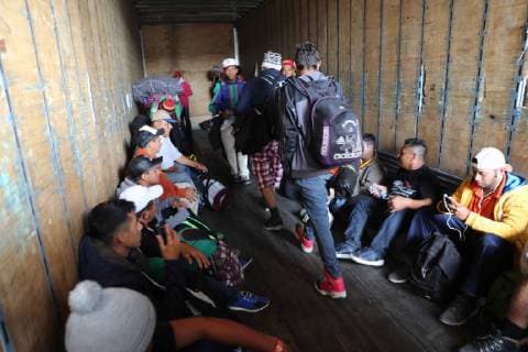 Mexiko, Migranten setzen ihren Weg zur US-Grenze fort November 10, 2018 - EUM20181110NAC15.JPG .CIUDAD DE MEXICO. MigrantsMigrantes-Caravana.- 10 de noviembre de 2018. Esta manana, el resto del primer contingente de la Caravana Migrante partio del albergue del Estadio Jesus Martinez Palillo rumbo a Queretaro. Caminaron por el Periferico, utilizaron el transporte publico yo pidieron aventon . Foto: Agencia EL UNIVERSALJuan Carlos ReyesEELG  - ZUMAu78_ 20181110_zaf_u78_021 Copyright: xElxUniversalx