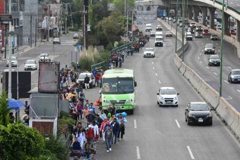 Mexiko, Migranten setzen ihren Weg zur US-Grenze fort November 10, 2018 - EUM20181110NAC21.JPG .CIUDAD DE MEXICO. MigrantsMigrantes-Caravana.- 10 de noviembre de 2018. Esta manana, el resto del primer contingente de la Caravana Migrante partio del albergue del Estadio Jesus Martinez Palillo rumbo a Queretaro. Caminaron por el Periferico, utilizaron el transporte publico yo pidieron aventon . Foto: Agencia EL UNIVERSALFrancisco RodriguezEELG  - ZUMAu78_ 20181110_zaf_u78_028 Copyright: xElxUniversalx