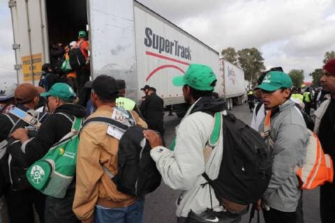 News Bilder des Tages November 10, 2018 - EUM20181110NAC28.JPG .TEPOTZOTLÃN, Mex. MigrantsMigrantes-Caravana.- 10 de noviembre de 2018. Un grupo de la Caravana Migrante, que salio esta manana del albergue del Estadio Jesus Martinez Palillo , llega a Tepotzotlan para continuar su camino por la autopista Mexico-Queretaro, estado en donde haran una escala para luego continuar rumbo a Estados Unidos. Foto: Agencia EL UNIVERSALJuan Carlos ReyesEELG  - ZUMAu78_ 20181110_zaf_u78_045 Copyright: xElxUniversalx