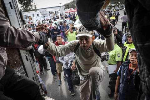 November 10, 2018 - EUM20181110NAC27.JPG .TEPOTZOTLÃN, Mex. MigrantsMigrantes-Caravana.- 10 de noviembre de 2018. Un grupo de la Caravana Migrante, que salio esta manana del albergue del Estadio Jesus Martinez Palillo , llega a Tepotzotlan para continuar su camino por la autopista Mexico-Queretaro, estado en donde haran una escala para luego continuar rumbo a Estados Unidos. Foto: Agencia EL UNIVERSALJuan Carlos ReyesEELG  - ZUMAu78_ 20181110_zaf_u78_046 Copyright: xElxUniversalx