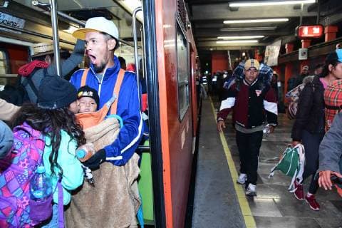 Mexiko, Migranten setzen ihren Weg zur US-Grenze fort November 10, 2018 - EUM20181110NAC34.JPG .CIUDAD DE MEXICO. MigrantsMigrantes-Caravana.- 10 de noviembre de 2018. Esta manana, el resto del primer contingente de la Caravana Migrante partio del albergue del Estadio Jesus Martinez Palillo rumbo a Queretaro. Utilizaron el Sistema de Transporte Colectivo Metro para trasladarse a Cuatro Caminos. Foto: Agencia EL UNIVERSALFrancisco RodriguezEELG  - ZUMAu78_ 20181110_zaf_u78_053 Copyright: xElxUniversalx