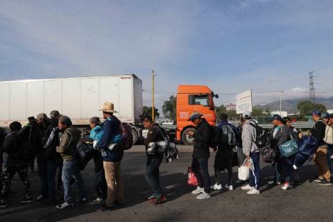 Mexiko, Migranten setzen ihren Weg zur US-Grenze fort November 10, 2018 - EUM20181110NAC31.JPG .TEPOTZOTLÃN, Mex. MigrantsMigrantes-Caravana.- 10 de noviembre de 2018. Un grupo de la Caravana Migrante, que salio esta manana del albergue del Estadio Jesus Martinez Palillo , llega a Tepotzotlan para continuar su camino por la autopista Mexico-Queretaro, estado en donde haran una escala para luego continuar rumbo a Estados Unidos. Foto: Agencia EL UNIVERSALJuan Carlos ReyesEELG  - ZUMAu78_ 20181110_zaf_u78_050 Copyright: xElxUniversalx