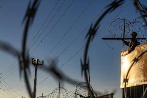 USA, Soldaten an der Grenze zu Mexiko US military install barbed wire fences to stop the passage of Central American migrants who are approaching the US border, seen from Colonia Libertad, Tijuana, Mexico, 10 November 2018. Officials from the Customs and Border Protection Office (CBP) and the Department of Defense reported that troops will remain on the California-Mexico border until mid-December, as part of the Safe Line Operation to respond to migrant caravans. EFE Joebeth Terriquez US military install wire fences to stop the passage of Central American migrants !ACHTUNG: NUR REDAKTIONELLE NUTZUNG!  Copyright: xJoebethxTerriquezx AME2239 20181111-636775128600263441
