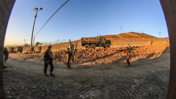 USA, Soldaten an der Grenze zu Mexiko US military install barbed wire fences to stop the passage of Central American migrants who are approaching the US border, seen from Colonia Libertad, Tijuana, Mexico, 10 November 2018. Officials from the Customs and Border Protection Office (CBP) and the Department of Defense reported that troops will remain on the California-Mexico border until mid-December, as part of the Safe Line Operation to respond to migrant caravans. EFE Joebeth Terriquez US military install wire fences to stop the passage of Central American migrants !ACHTUNG: NUR REDAKTIONELLE NUTZUNG!  Copyright: xJoebethxTerriquezx AME2232 20181111-636775128630919141