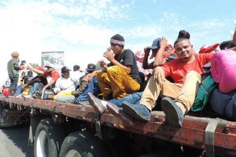Mexiko, Migranten setzen ihren Weg zur US-Grenze fort November 10, 2018 - EUM20181110NAC49.JPG.TEPOTZOTLÃN, Mex, MigrantsMigrantes-Caravana.- Integrantes de la caravana migrante que salieron la manana de este 10 de noviembre del 2018 de la Ciudad de Mexico, llegan a este municipio mexiquense en su camino hacia el estado de Queretaro. Foto: Agencia EL UNIVERSALMAR.  - ZUMAu78_ 20181110_zaf_u78_087 Copyright: xElxUniversalx