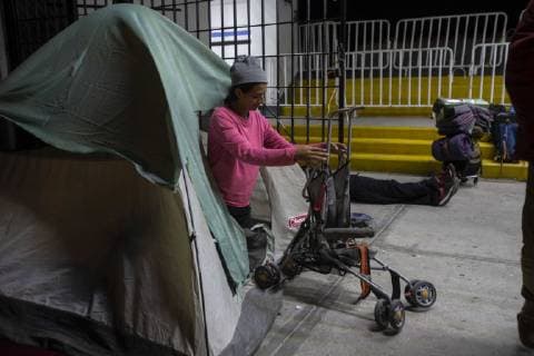 Mexiko, Migranten setzen ihren Weg zur US-Grenze fort November 10, 2018 - EUM20181110NAC54.JPG.QUERETARO, Qro., MigrantsMigrantes-Caravana.- Integrantes de la caravana migrante que salieron de la Ciudad de Mexico la manana de este sabado 10 de noviembre del 2018, llegan al Estadio Corregidora en la capital queretana, pese a las sugerencias de llegar al albergue instalado en San Juan del Rio, prefirieron llegar a este lugar. Foto: Agencia EL UNIVERSALMAR.  - ZUMAu78_ 20181110_zaf_u78_127 Copyright: xElxUniversalx